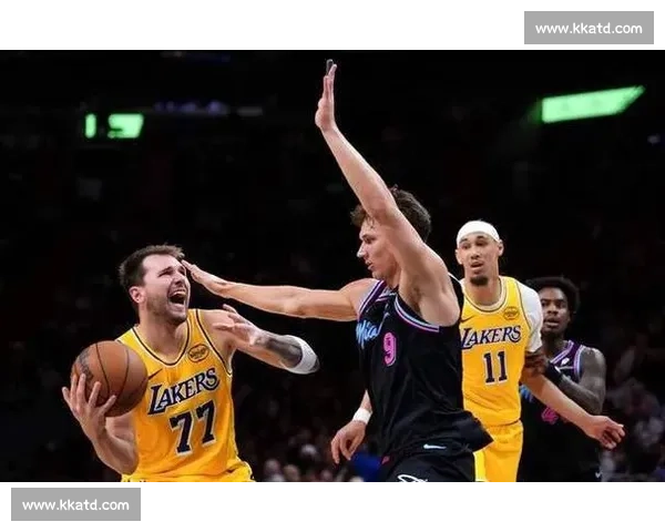 热火对决湖人比分成焦点攻防博弈引爆全场讨论赛后走势与巨星表现